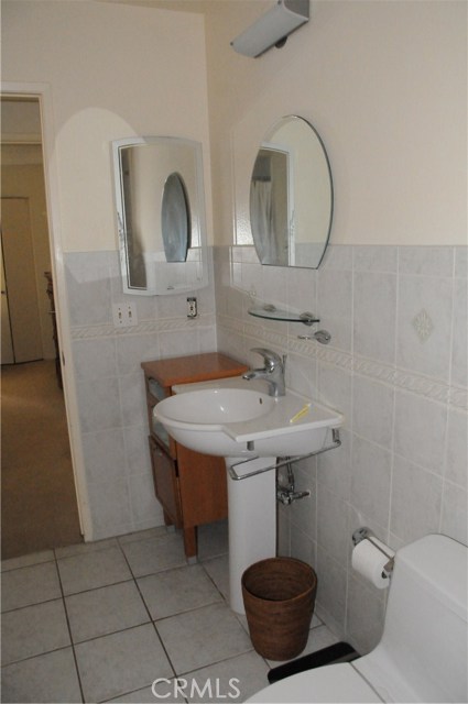 Pedestal Sink with towel Rack