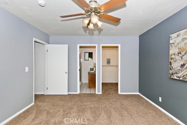 Master Bedroom w/private bath & walk-in closet