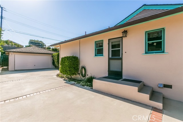 driveway with plenty of parking for RV.  Gated for small children or dog to play.