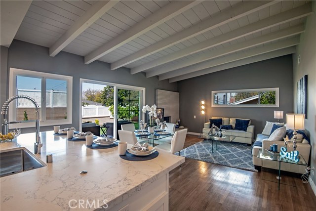 BEAUTIFUL, LARGE LIVING AREA FOR FAMILY LIVING OR PARTIES! DIRECT ACCESS TO LARGE OUTDOOR DECK