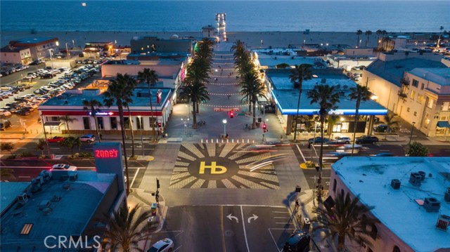 The beach, Pier Plaza and the Hermosa Pier are just a 1/2 mile, 10 minute walk away.