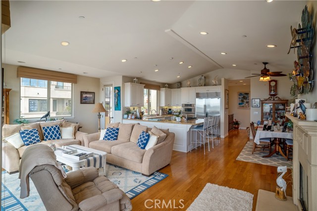 300 28th Street, Manhattan Beach, California 90266, 3 Bedrooms Bedrooms, ,3 BathroomsBathrooms,Residential,Sold,28th,SB20234864