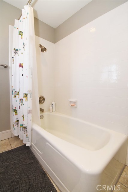 2nd Bathroom (Bathtup) Upstairs