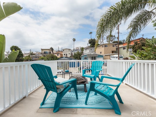 Large deck above garage with neighborhood views.