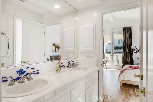 A jack'n'jill bathroom connects the south bedroom with the center bedroom.