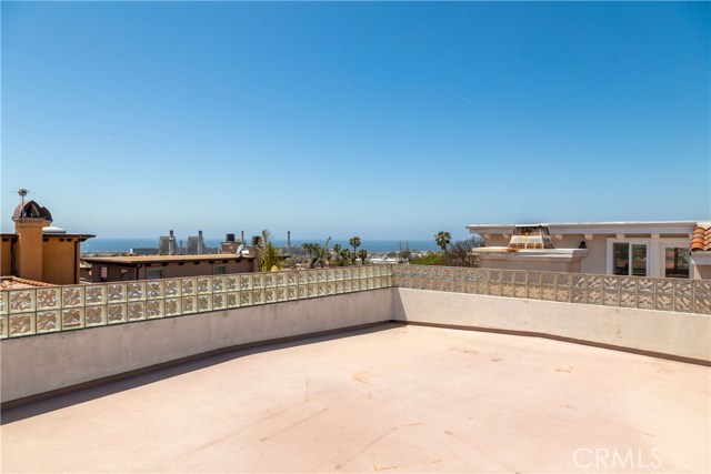 With views from Malibu to the Palos Verdes Peninsula, the 300+ sq.ft. rooftop deck is an amazing space to the home. The outdoor space is perfect for entertaining and relaxing all year round.