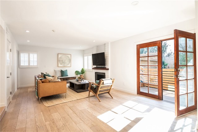 LARGE FAMILY ROOM CONNECTS DIRECTLY TO THE OUTDOOR ENTERTAINMENT DECK.