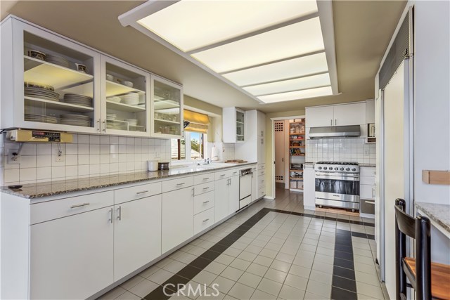 595 31st Street, Manhattan Beach, California 90266, 4 Bedrooms Bedrooms, ,1 BathroomBathrooms,Residential,Sold,31st,SB20193425