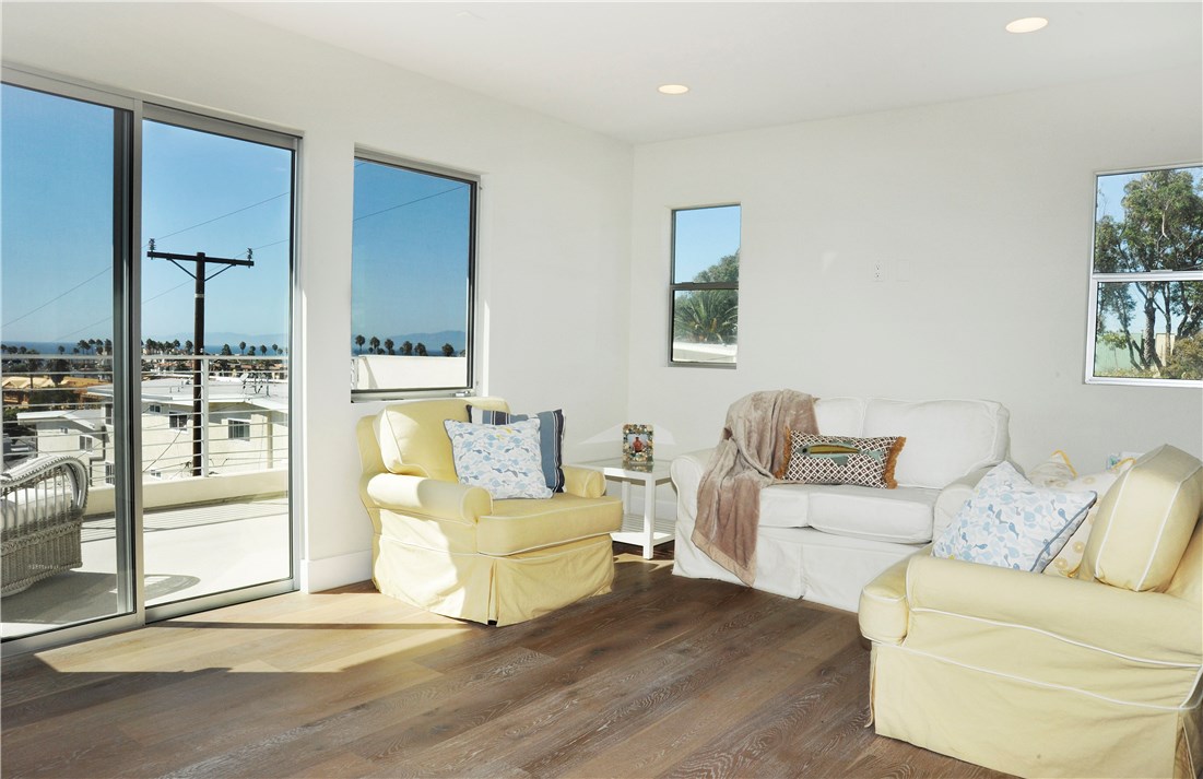 Loft and adjoining deck with PV to Malibu views