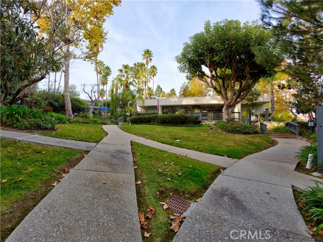 Walking paths to clubhouse