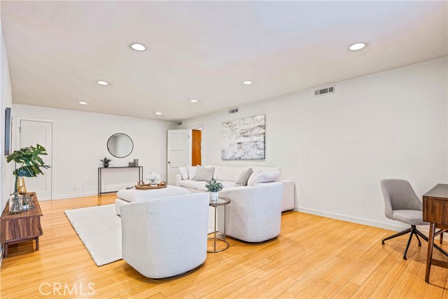 1 Bed Home for Sale in Hancock Park, California