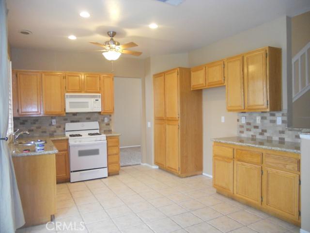 Large Eat-In Kitchen w/Granite Countertops