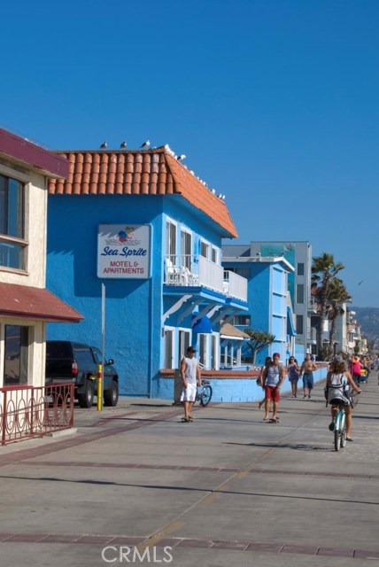 952 8th Street, Hermosa Beach, California 90254, 4 Bedrooms Bedrooms, ,3 BathroomsBathrooms,Residential,Sold,8th,SB20164788