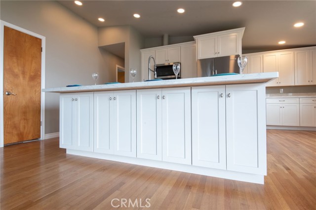 MORE CABINET SPACE UNDER THE BREAKFAST BAR