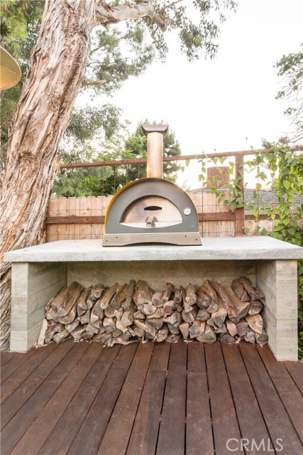 Italian pizza oven (may not be included in sale)