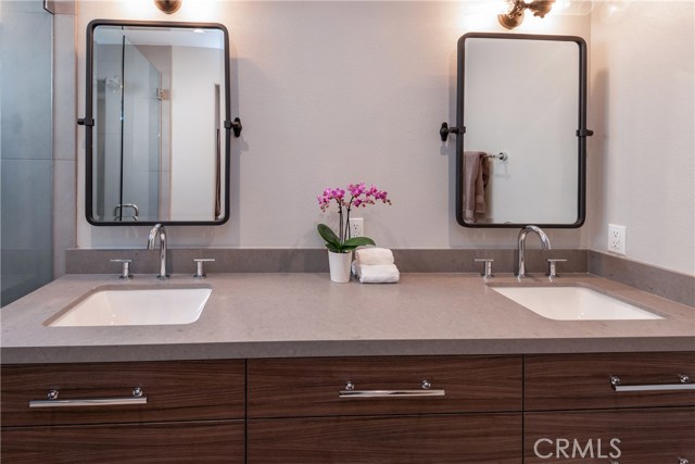 Hall bath with dual vanity