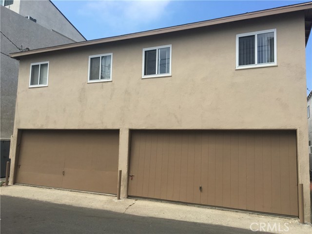 2 Double garages facing the alley!