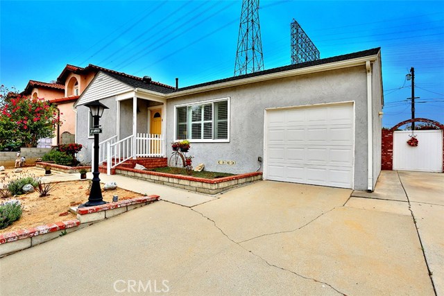 Side driveway can be used for additional car or motor home