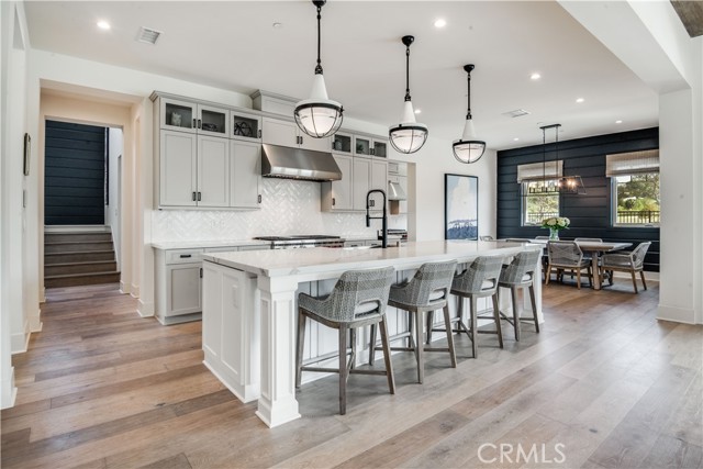 Spectacular kitchen with adjacent breakfast room