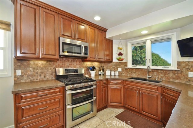 What a happy kitchen to prepare Family Meals!