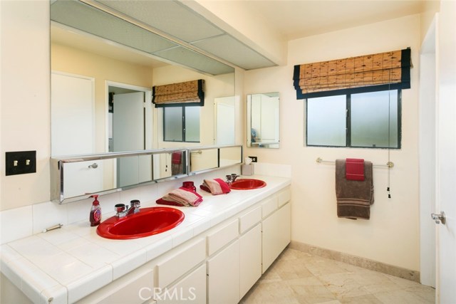 Upper level full bath off hallway