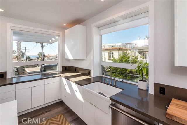 1072 7th Street, Hermosa Beach, California 90254, 4 Bedrooms Bedrooms, ,3 BathroomsBathrooms,Residential,Sold,7th,SB19164165