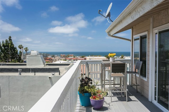 943 1st Street, Hermosa Beach, California 90254, 2 Bedrooms Bedrooms, ,2 BathroomsBathrooms,Residential,Sold,1st,SB17097562