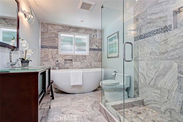 Luxurious 2nd bath