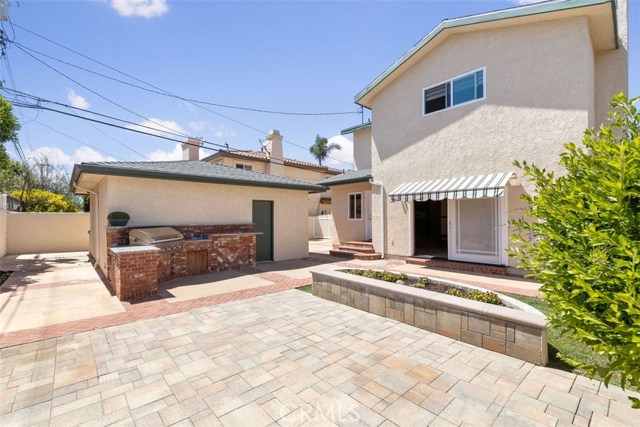 Built in 5 burner BBQ and granite bar