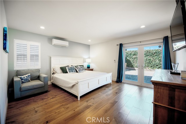 Increible master suite with sitting area, hardwood floors, air coonditioning and doors to the sunny back patio