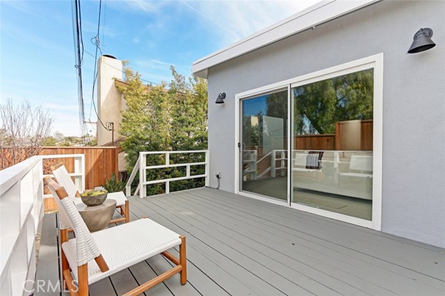 533 24th Street, Manhattan Beach, California 90266, 3 Bedrooms Bedrooms, ,2 BathroomsBathrooms,Residential,Sold,24th,SB17229169