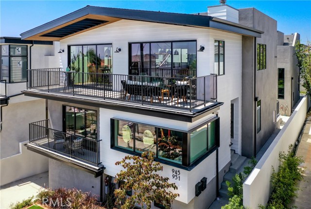 945 15th St, Hermosa Beach, California 90254, 4 Bedrooms Bedrooms, ,5 BathroomsBathrooms,Residential,Sold,15th St,SB20148499