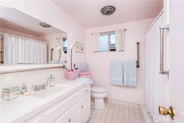 724 13th Street, Manhattan Beach, California 90266, 4 Bedrooms Bedrooms, ,2 BathroomsBathrooms,Residential,Sold,13th,SB17253786