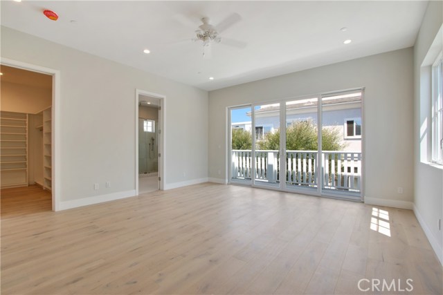 BEAUTIFUL MASTER BEDROOMWITH WALK IN CLOSET AND HUGH BA 2 PERSON//SHOWER/TUB!!
