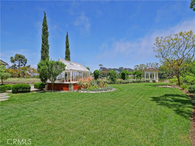 expansive sprawling grass lawn