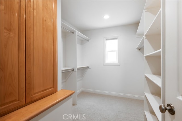 Masterbedroom walk in closet