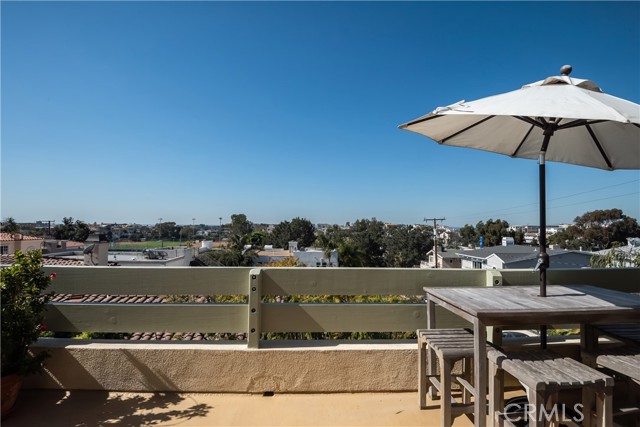 650 11th Street, Hermosa Beach, California 90254, 3 Bedrooms Bedrooms, ,2 BathroomsBathrooms,Residential,Sold,11th,SB21011737