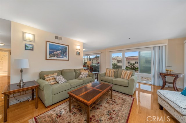 230 Catalina Avenue, Redondo Beach, California 90277, 2 Bedrooms Bedrooms, ,2 BathroomsBathrooms,Residential,Sold,Catalina,OC19186347