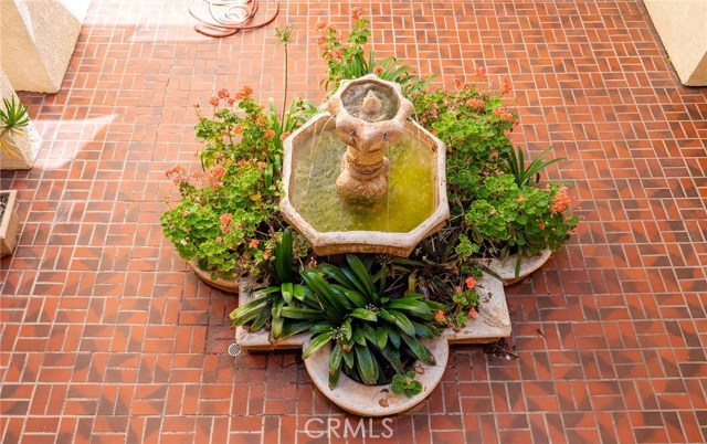 Fountain in center of small complex - great water sound feature