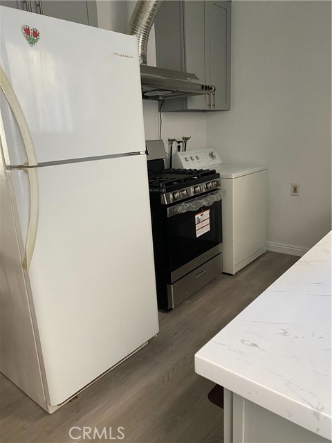 Kitchen with refrigerator, gas stove and washer