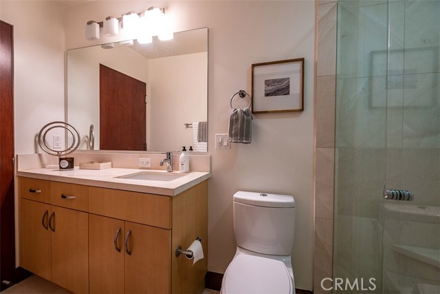 Guest suite bathroom #4