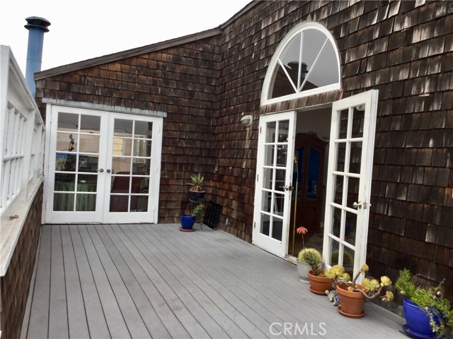 Large deck in front of master bedroom at 2nd floor