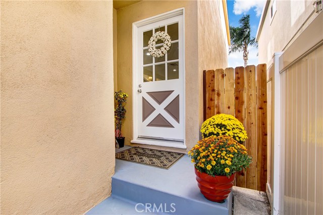 Cute front door area!!