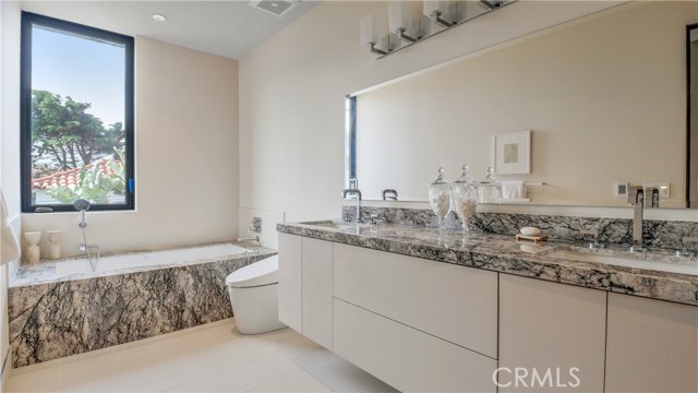 1000 Esplanade, Redondo Beach, California 90277, 2 Bedrooms Bedrooms, ,2 BathroomsBathrooms,Residential,Sold,Esplanade,SB17089319