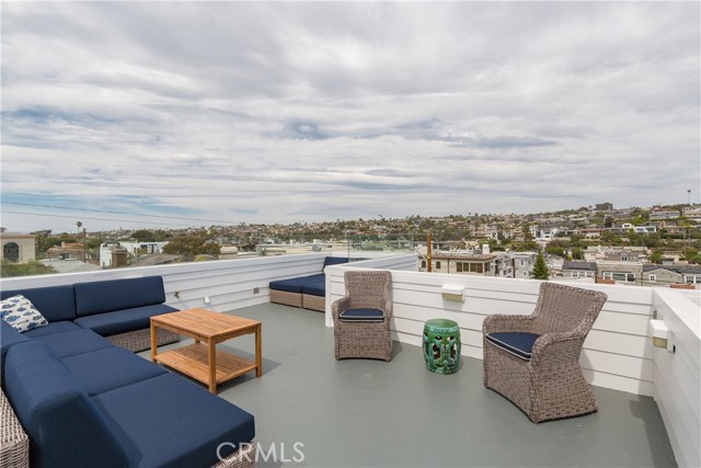 339 28th Street, Hermosa Beach, California 90254, 4 Bedrooms Bedrooms, ,3 BathroomsBathrooms,Residential,Sold,28th,SB17103004