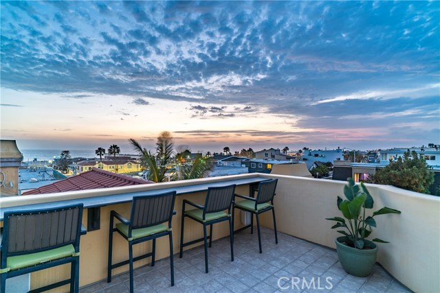 214 10th Street, Hermosa Beach, California 90254, 3 Bedrooms Bedrooms, ,3 BathroomsBathrooms,Residential,Sold,10th,SB18167893