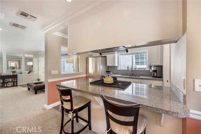 Kitchen counter can accommodate up to 3 people