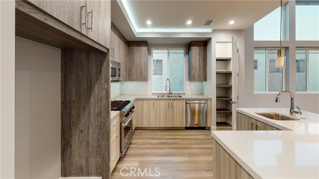 ALTERNATIVE VIEW OF KITCHEN