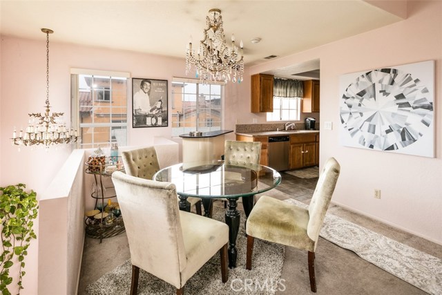 Bright and breezy, west-facing, front unit townhome - lots of natural light. Bright and breezy, west-facing, front unit townhome - lots of natural light.