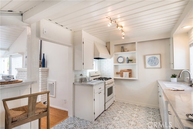 325 4th Street, Manhattan Beach, California 90266, 2 Bedrooms Bedrooms, ,1 BathroomBathrooms,Residential,Sold,4th,SB19080126